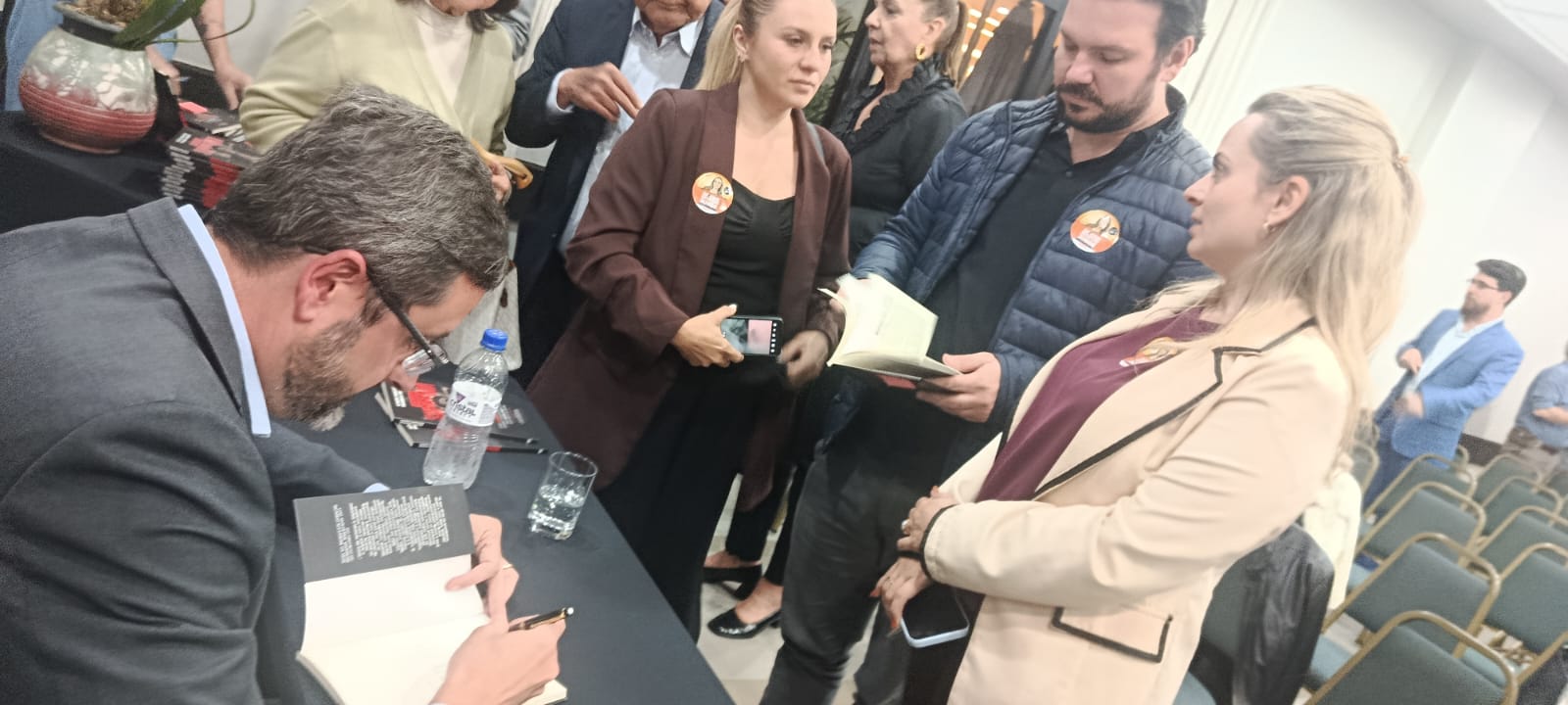 Homero Marchese lança seu livro, "Censura Suprema" em noite de autógrafos