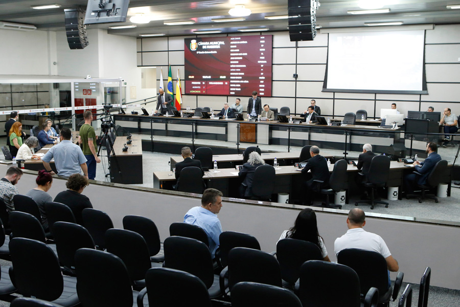 Câmara e vereadores “sob judice”