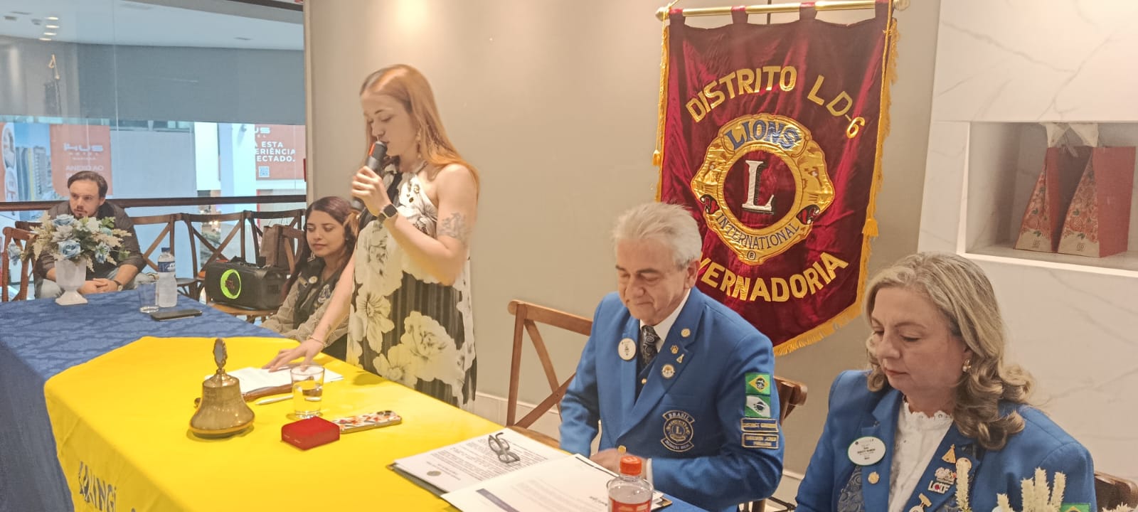 Lions Cristal recebe governador distrital e empossa novas companheiras